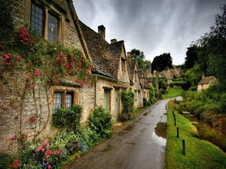<p>1- Bibury, İngiltere</p>
