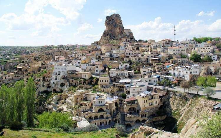 <p>Taş sokaklardan kayısı tezgâhlarının ve incir ağaçlarının gölgelediği gül kokulu çay bahçelerine uzanan kıvrımlı yollar, ziyaretçilerin ilgisini çekiyor. </p>
<p>Yerel halkın lale şeklindeki bardaklarda çay içip sohbet ettiği beldede, gün doğumunda Hallacdere Vadisi’nin sivri kayalarının üzerinde süzülen balonlar eşsiz bir manzara sunuyor.</p>