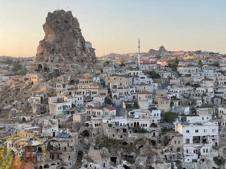 <p>Uzmanlar, Ortahisar’ı “Kayısı ve kül rengi çizgilerle süslü bazalt gökyüzünün altında, Kapadokya toprağından yükselen bir anıt gibi” sözleriyle tarif etti.</p>