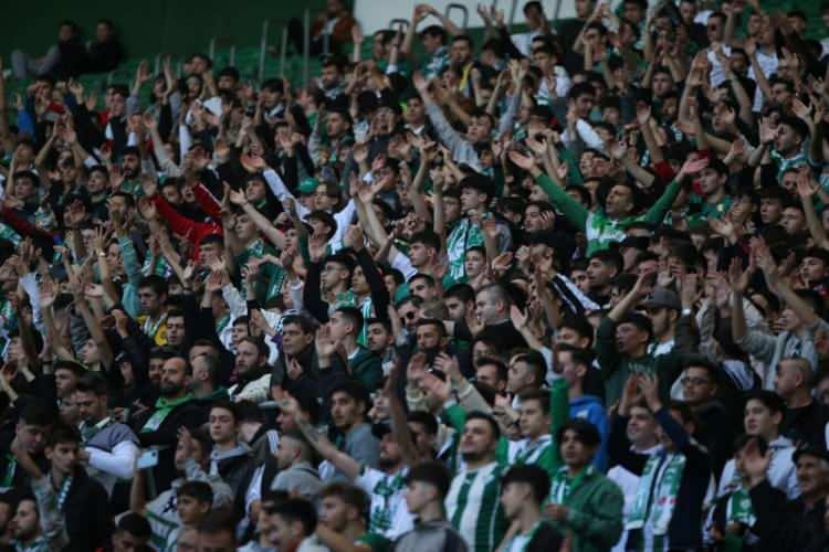 <p>Bursaspor, kombine satışlarında Süper Lig devleri Fenerbahçe, Beşiktaş ve Trabzonspor'u geride bırakmayı başardı.</p>
