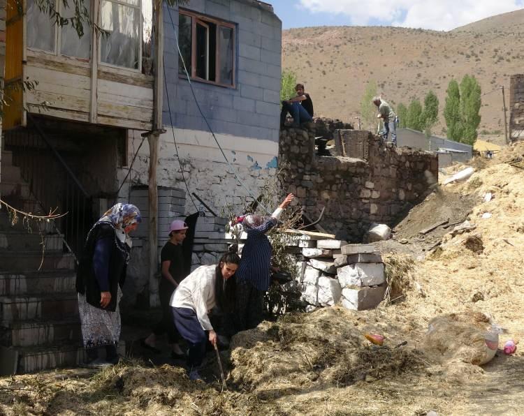 <p>İhbar üzerine mahalleye 14 itfaiye aracı, 10 su tankeri ve 4 iş makinesi sevk edildi. </p>