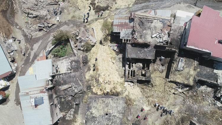 <p>Kent merkezine yaklaşık 25 kilometre uzaklıktaki kırsal Kırmızıtaş Mahallesi'nde dün saat 14.30 sıralarında yangın çıktı.</p>