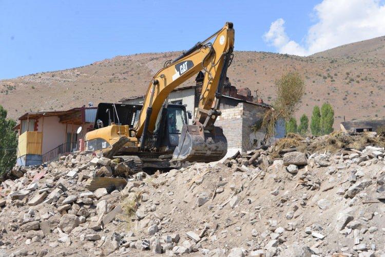 <p>İş makineleriyle sabaha kadar sürdürülen soğutma çalışmasıyla yangın söndürüldü.</p>