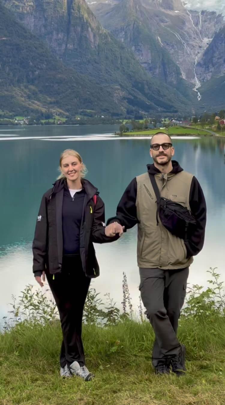 <p>Sosyal medya hesabından evlenme teklifi ettiği videoyu paylaşan Ogeday Girişken, hem sevenlerini hem Yumrutaş'ı şaşırttı.</p>