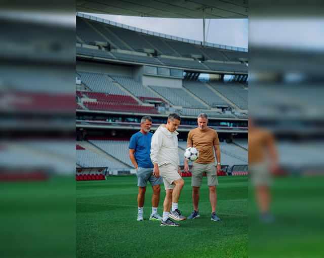 <p><strong>Futbol kariyerlerinde yıllarca Premier Lig’de iz bırakan Gary Neville, Jamie Carragher ve Roy Keane bu kez saha yerine İstanbul sokaklarında boy gösterdi.</strong> Ünlü futbolcular, Avrupa’yı dolaştıkları <strong>“The Overlap on Tour”</strong> programı kapsamında Türkiye’ye geldi.</p>