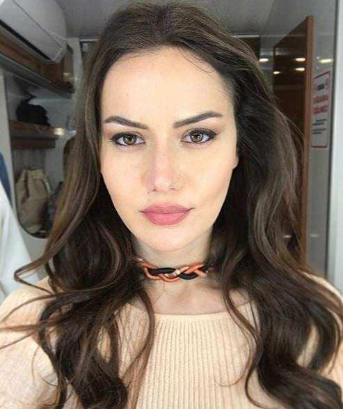 <p>Fahriye Evcen iş hayatıyla gündemde. 13.7 milyon Instagram takipçisi bulunan başarılı oyuncu, bugüne kadar reklam iş birliklerine mesafeli durmasıyla biliniyordu. Ancak bu kez şaşırtan bir karara imza attı.</p>