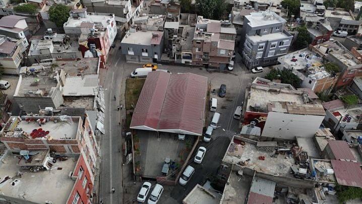 <p>Adana'nın Seyhan ilçesinde bağlı Hürriyet Mahallesi'nde büyüyen Ferdi Tayfur, 2 Ocak 2025'te, Müslüm Gürses ise 3 Mart 2013'te hayatını kaybetmişti. Adanalı iki grafiti sanatçısı Çağatay Kayarlı ile Alper Ağca, hayran oldukları tayfur ve Gürses'in anısını yaşatmak için bir proje yaptı. </p>