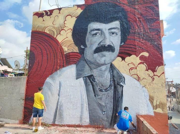 <p>Proje çerçevesinde Çağatay Kayarlı ile Alper Ağca, sanatçıların büyüdüğü Hürriyet Mahallesi'ne giderek iki evin duvarına Müslüm Gürses ve Ferdi Tayfur'un grafitisini çizdi.</p>
<p> </p>