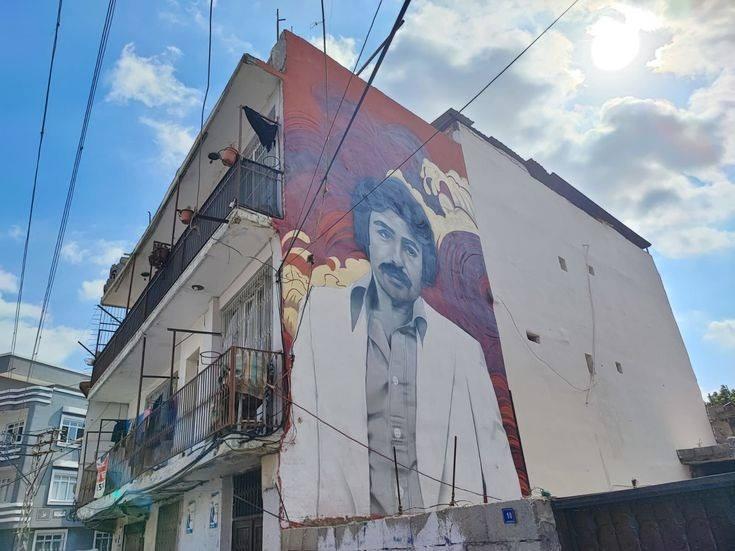 <p>Alper Ağca ise "Bu sokaklarda gezip kahvehanede oturmuşlar. Onlardan geriye ölümsüz bir eser bıraktık. Sanat tarihinde güzel bir iş oldu. İkisini de çok seviyorduk. Allah, rahmet eylesin. Bu çalışmayı yapmak için iskeleler kuruldu. Sprey boyayla yaptık. İlk defa bu kadar büyük bir çalışma yaptık. İki çalışmayı 3 hafta içerisinde tamamladık" ifadelerini kullandı. </p>
<p> </p>