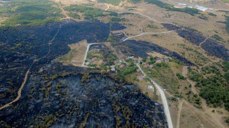 <p>Dron görüntüsünde alevlerin yerleşim yerlerine yaklaştığı görüldü. </p>
