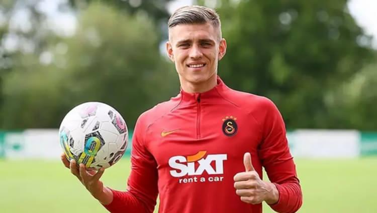 <p>Jankat Yılmaz'ın Süper Lig ekiplerinden Eyüpspor'a, Kazımcan Karataş'ın ise 1. Lig tesmilcisi Amedspor'a kiralık transferi için anlaşma sağlandı. </p>