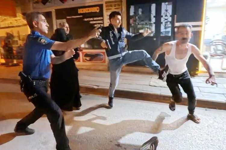 <p>Aksaray'da iki grup arasında çıkan tartışma kavgaya dönüşürken, baba ve oğul olaya müdahale eden polis memurlarına tekme, yumruk ve bıçakla saldırdı. 2'si polis 4 kişinin yaralandığı saldırı anı anbean kameraya böyle yansıdı.</p>