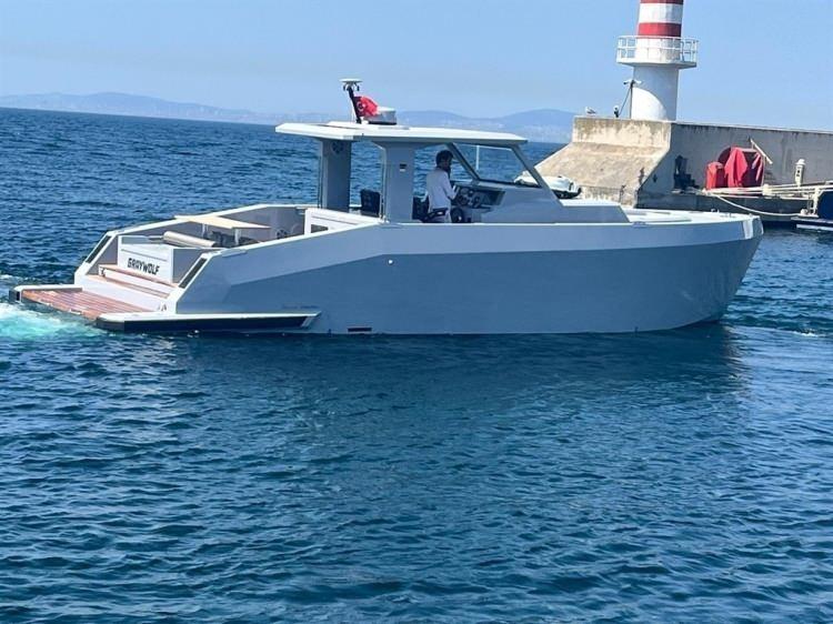 <p><strong><span style="color:rgb(178, 34, 34)">GEMİNİN ÖNÜNDE SÜRTME İZLERİ</span></strong></p>
<p>Soruşturma sürerken, Halit Yukay'ın parçalanmış yatına çarptığı öne sürülen geminin radar hareketleri ortaya çıktı. Sahil Güvenlik ekiplerinin incelemesinde; kuru yük gemisinin ön tarafında sürtme izleri olduğu tespit edildi. Yalova Cumhuriyet Başsavcılığı, bölgedeki gemi trafiği ile 'Arel 7'nin rotasını mercek altına aldı. Gemideki sürtme izlerini gösteren 2 fotoğraf karesi de soruşturma dosyasına girdi. Kazadan 1 gün önce Çanakkale'de çekilen fotoğrafta geminin önünde herhangi bir iz görülmezken, 5 Ağustos'ta geminin yükünü götürdüğü İzmit'te çekilen fotoğrafta, 'Arel 7'nin önündeki belirgin iz ve darbe dikkat çekti.</p>
<p> </p>