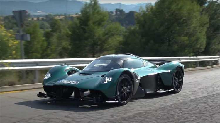 <p><span style="color:#B22222"><strong>16- Aston Martin Valkyrie</strong></span></p>
<p> </p>
<p><strong>(İngiltere)</strong></p>
<p> </p>
<p>1160 HP – Hibrit</p>
<p> </p>