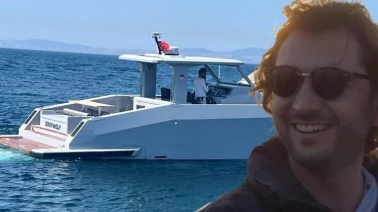 <p>Deniz polisi tarafından ilk olarak 23 Ağustos’ta, Deniz Kuvvetleri Komutanlığı tarafından da 28-29 Ağustos’ta 2 kez, insansız su altı robotu (ROV) ile görüntülenen cenazenin, 68 metre derinlikteki ilk teşhisi ise sol kolundaki saatten yapıldı.</p>
