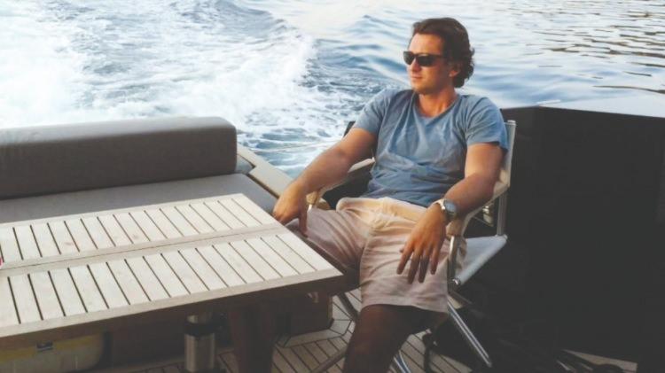 <p>Deniz dibindeki görüntülemede, sol kolunda ‘mavi kordonlu saat’ olduğu görülen cenazenin Yukay’a ait olup olmadığı, Bozcaada’ya gitmek için teknesiyle Yalova Limanı’ndan ayrıldığı görüntülerle karşılaştırıldı. Buradaki güvenlik kamerası görüntülerinde yapılan incelemede de aynı saatin iş insanının sol kolunda olduğu tespit edildi.</p>