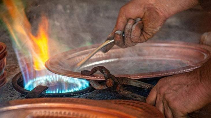<p><span style="color:#000000"><strong>Nadir bulunan ve büyük bir kısmı el yapımı olan sinilere rağbet ise yoğun!</strong></span></p>