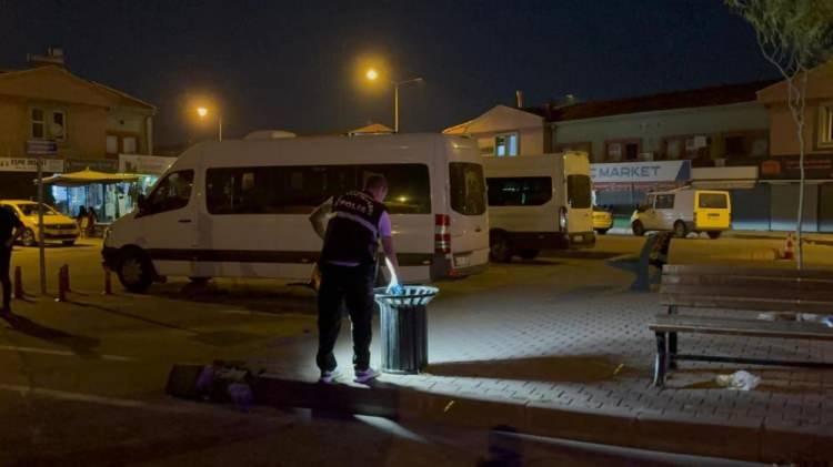 <p>Kayseri'de dün meydana gelen 3 farklı kavgada bıçaklar kullanıldı. İlk olarak Talas ilçesi Mevlana Mahallesi Uçar Sokak'ta meydana gelen olayda, iddiaya göre bina sakini B.B. ile bina görevlisi B.A. (38) arasında tartışma çıktı. <strong>Tartışmanın büyümesi üzerine B.B. eline geçirdiği ekmek bıçağı ile bina görevlisi B.A.'yı defalarca bıçakladı.</strong> </p>