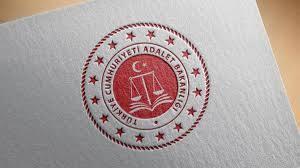 <p>Raporda, "<strong>Olay incelendiğinde, dekoratif amaçlı yapılan kemer şeklindeki taş duvarın üzerine monte edilen köşebent demirlere çelik halat çekilerek brandanın takılmasının, bu demirlerin taşıma gücü hesabının yapılmamasının, taş duvarın amacı dışında kullanılmasının ve brandanın çelik halatlarının usulüne uygun sağlam zemine (beton vb.) bağlanmamasının kazanın nedenleri olduğu anlaşılmıştır." </strong>denildi.</p>
