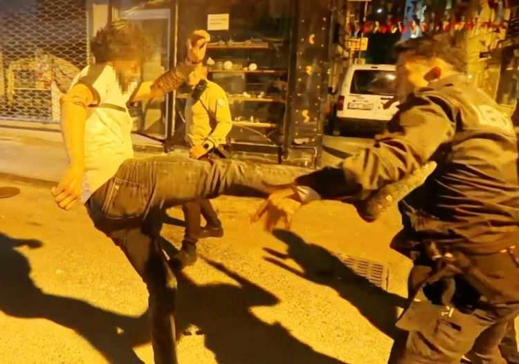 <p>Kavga seslerini duyan mahalle sakinleri durumu 112 Acil Çağrı Merkezine bildirdi. İhbar üzerine olay yerine polis ve sağlık ekipleri sevk edildi. Kısa sürede adrese gelen bekçi ve polis ekipleri kavgaya müdahale edip ayırmak istedi. Tuncer Ç. ile oğlu Mustafa Samet Ç. polislerin müdahalesiyle durdurulurken, Ali A. ile oğlu Mustafa A. husumetlilerini bırakıp polis memurlarına saldırmaya başladı.</p>