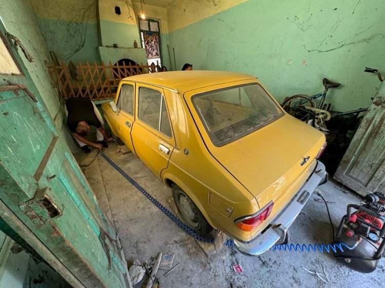 <p>Zastava 1100'ün fuarlarda sergileneceğinin altını çizen Kaya, <span style="color:#000080"><em><strong>"Şu an görünen masraf en az 5 bin Euro. Ondan sonra iki üç fuar için söz aldık. İnşallah muayeneye gittikten sonra İstanbul'daki fuara girecek. Hedefimiz aracı yurt dışındaki fuarlara çıkarmak. Oradan sonra da hatıra olarak, tezgahımızda duracak."</strong></em></span> diye konuştu.</p>