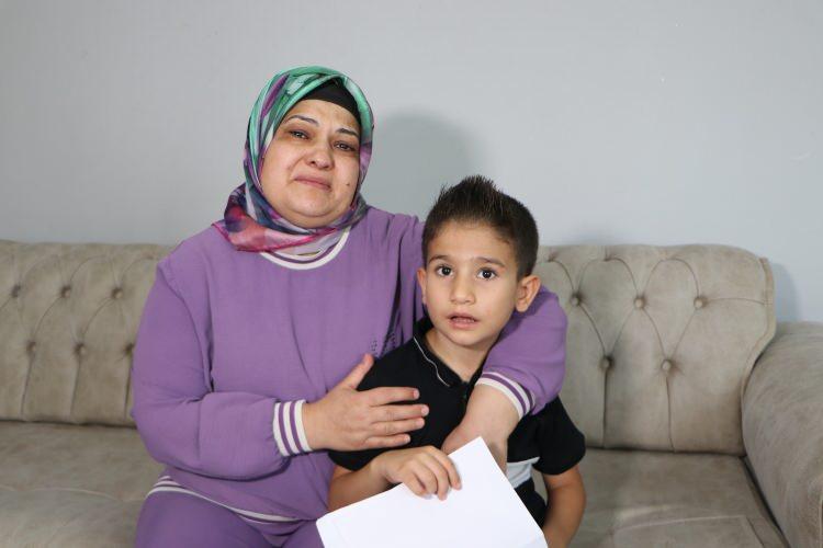 <p>Adana'da ACOX1 gen mutasyonunun iki ayrı varyantını taşıyan kas hastası Ahmet Kaplan’ın (7) annesi Ülkü Kaplan (46), bu gen bozukluğunun dünyada çok nadir görüldüğünü söyleyerek bilim insanlarından yardım istedi. </p>