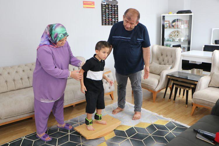 <p><span style="color:#A52A2A"><strong>HAVALE GEÇİRDİ</strong></span></p>
<p>Yüreğir’de yaşayan 13 yıllık evli, 2 çocuk sahibi devlet memuru çift Ülkü ve İlter (47) Kaplan çiftinin 7 yaşındaki oğulları Ahmet Kaplan, 4 aylıkken iki kez yüksek ateş nedeniyle havale geçirdi.</p>
