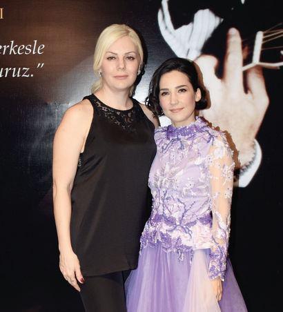 <p><span style="color:#000000"><strong>İpek Açar'ın eşi Alper Kömürcü ile aynı sahnede babasının şarkılarını söylemesini kabul etmeyen Beste Açar, sert ifadeler kullandı.</strong></span></p>
