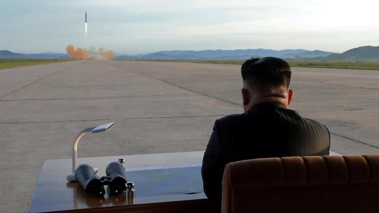 <p>Yeni açılan füze fabrikasını denetleyen Kuzey Kore lideri Kim Jong-Un, savaş caydırıcılığını arttırma talimatı verdi.</p>

<p> </p>
