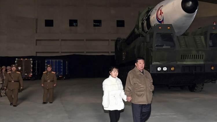 <p>Kuzey Kore yönetiminden yapılan açıklamaya göre, ülke lideri Kim Jong-Un yeni açılan bir füze fabrikasını denetleyerek üretim kapasitesi ve modernizasyon çalışmaları hakkında yetkililerden bilgi aldı. </p>