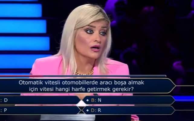 <p>Soru, “<em><strong>Otomatik vitesli otomobillerde aracı boşa almak için vitesi hangi harfe getirmek gerekir?”</strong></em> şeklindeydi.</p>
<p> </p>
<p>Otomatik vites araç kullanmadığını belirten Türk, <em><strong>"Ben R'ye getirdiğimi düşünüyorum. Ama otomatikte ne olduğunu bilmiyorum."</strong></em> dedi.</p>