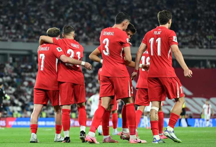 <p>A Milli Futbol Takımı, 2026 FIFA Dünya Kupası Avrupa Elemeleri E Grubu ilk maçında Gürcistan'ı deplasmanda 3-2 yendi.</p>