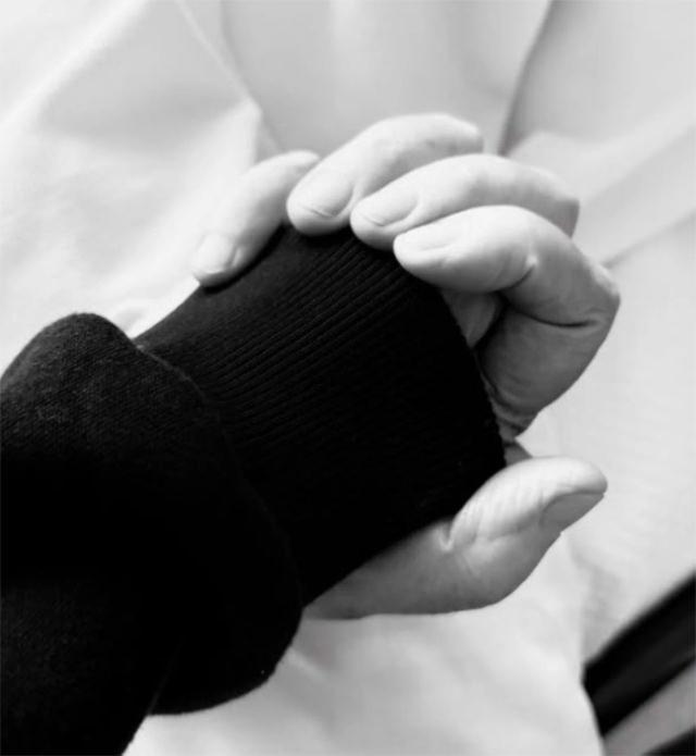<p>Demans hastalığı nedeniyle bir süredir <strong>yoğun bakımda tedavi gören 88 yaşındaki İnan Kıraç</strong>’ın doğum gününü kızı, <strong>el ele tuttuğu bir fotoğraf</strong> ile kutladı. Fotoğrafın altına şunları ekledi: <span style="color:#800080"><em>"İyi ki doğdun Babam… El ele… Hep el ele…"</em></span></p>
