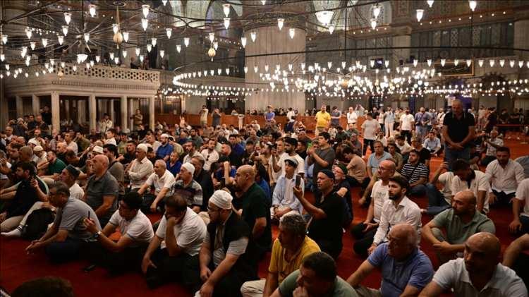<p>Son peygamber Hazreti Muhammed'in dünyaya gelişi dolayısıyla hicri takvime göre rebiülevvel ayının 12'nci günü idrak edilen kandil münasebetiyle başta Ayasofya-i Kebir Cami-i Şerifi, Sultanahmet, Fatih, Süleymaniye, Eyüp Sultan, Büyük Çamlıca gibi kentteki camilerde program düzenlendi.</p>
<p> </p>