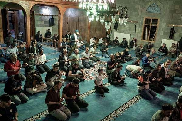 <p><span style="color:#B22222"><strong>ERZURUM</strong></span></p>
<p>Erzurum'da akşam saatlerinden itibaren başta tarihi Ulu Cami, Lalapaşa ve Muratpaşa olmak üzere kentteki camileri dolduran cemaat, namaz kılıp dua etti.</p>