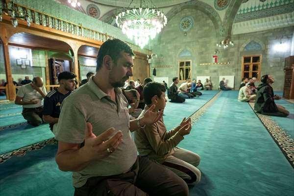<p>Vatandaşlara cami çıkışında çeşitli ikramlarda bulunuldu.</p>