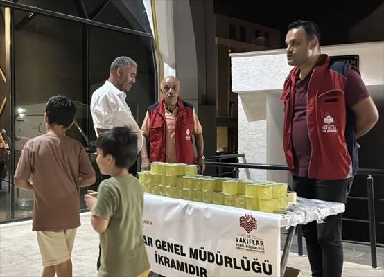 <p><span style="color:#B22222"><strong>ADIYAMAN</strong></span></p>
<p>Mevlit Kandili dolayısıyla Adıyaman'da camilerde programlar düzenlendi. Meydan Camisi'nde düzenlenen programda, yatsı namazının ardından Kur'an-ı Kerim tilaveti ve mevlit okundu. Namaz sonrası vatandaşlara çeşitli ikramlar dağıtıldı.</p>