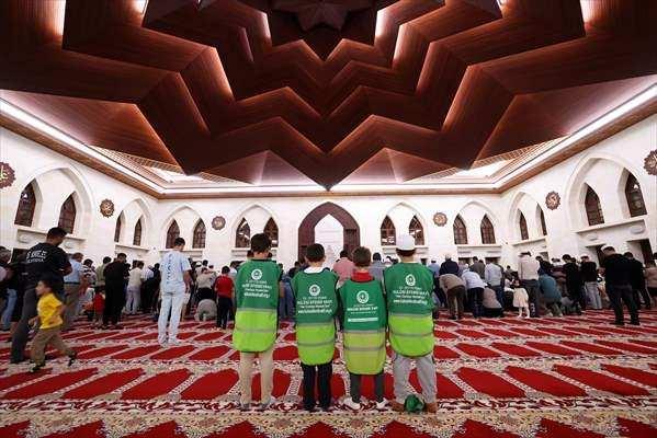 <p>Namaz sonrası, Hulusi Efendi Vakfı tarafından camilere gelenlere Somuncu Baba Sebil Ekmeği, g&uuml;l ve şerbet ikram edildi, &ccedil;ocuklara &ccedil;eşitli hediyeler dağıtıldı.</p>

<p>&nbsp;</p>
