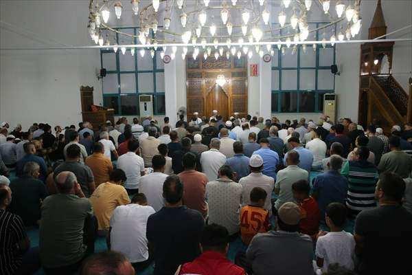 <p><span style="color:#B22222"><strong>HATAY</strong></span></p>

<p>Hatay'ın merkez Antakya il&ccedil;esindeki TOKİ Rasulullah Camisi'nde Mevlit Kandili m&uuml;nasebetiyle program d&uuml;zenlendi.</p>

<p>Kur'an-ı Kerim tilavetiyle başlayan programda, ilahiler okundu, dua edildi.</p>
