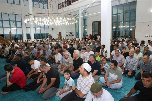 <p>Hatay Valisi Mustafa Masatlı'nın da katıldığı programın sonunda vatandaşlara ikramlarda bulunuldu.</p>

<p>&nbsp;</p>

