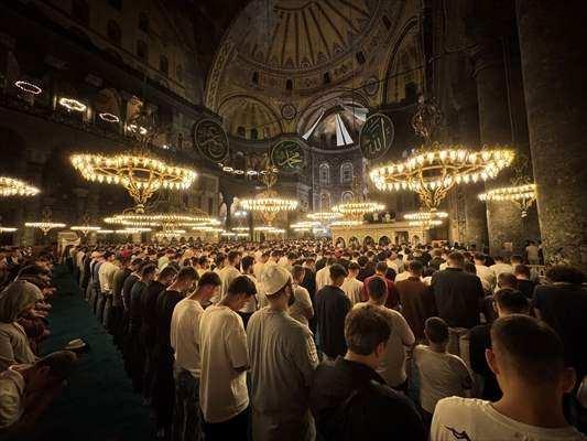 <p>Camileri dolduran vatandaşlar, namaz kılıp, İslam alemi ve T&uuml;rkiye i&ccedil;in dua etti.</p>

<p>&nbsp;</p>
