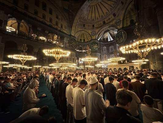 <p>Ayasofya-i Kebir Cami-i Şerifi'ne kandil dolayısıyla "La ilahe illallah" yazılı mahya asıldı.</p>

