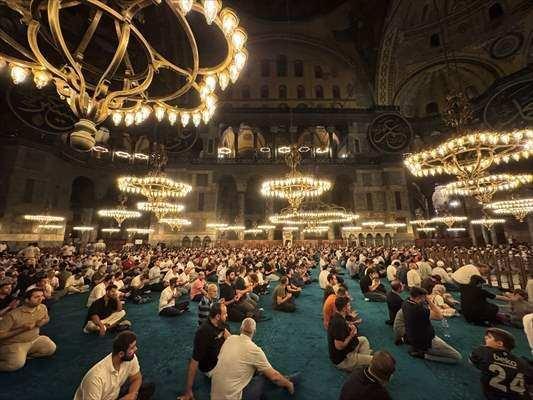 <p>Edilen duaların ardından vatandaşlar hep birlikte yatsı namazını eda etti.</p>

<p>&nbsp;</p>
