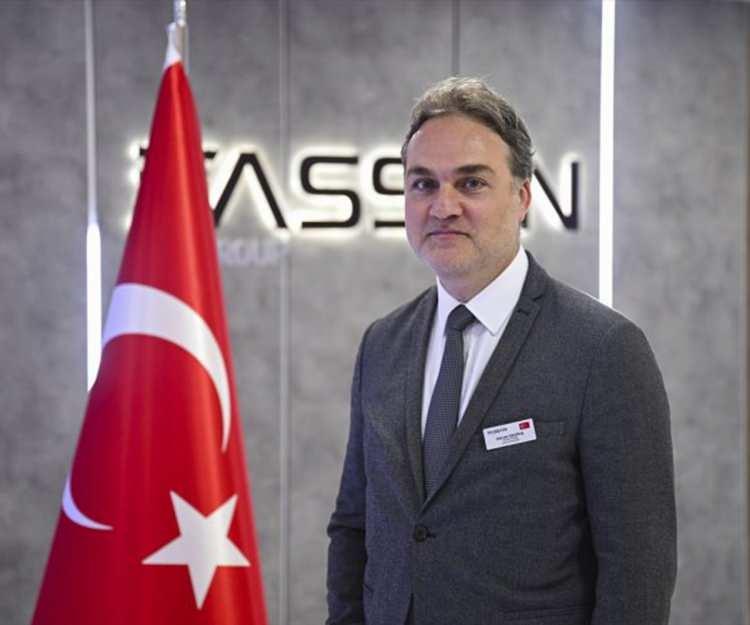 <p>Sevk yazısındaki ayrıntılara göre, şüpheli <strong>Gürcan Okumuş</strong>,<strong> 2018-2024</strong> yılları arasında <strong>TÜBİTAK</strong>'a bağlı savunma sanayi alanında faaliyet gösteren devlet kuruluşu <strong>TÜBİTAK SAGE</strong>'de enstitü müdürü olarak çalıştı. Yazıda, Okumuş'un görevinden ayrıldıktan sonra <strong>ASSAN </strong>şirketine geçerek genel müdürlük yaptığı aktarıldı.</p>
<p> </p>