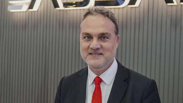 <p>Soruşturma kapsamında gözaltına alınan ASSAN Group'un sahibi Emin Öner ve şirket genel müdürü Gürcan Okumuş, önce adliyeyi sevk edildi, ifadelerinin ardından da tutuklandı.</p>
<p>Sulh ceza hakimliği, şüpheli Öner'in FETÖ kapsamında "silahlı terör örgütüne üye olmak" ve "devletin güvenliğine ilişkin belgeleri tahrip etme, amacı dışında kullanma hile ile alma çalma" suçlarından, Okumuş'un ise "devletin güvenliğine ilişkin belgeleri tahrip etme amacı dışında kullanma hile ile alma, çalma" suçundan tutuklanmalarına karar verdi.</p>
<p>Bu isim öncesinde, eski MKEK Genel Müdürü İsmet Sayhan da sorgulanmış ve ardından tutuklanmıştı. </p>
<p>ASSAN dosyasındaki gelişmeler, dosya savcıların önüne gelmeden başladı. Savunma çevrelerinde ve bazı dergilerde, soruşturmada yer alan iddialar seslendiriliyordu.</p>