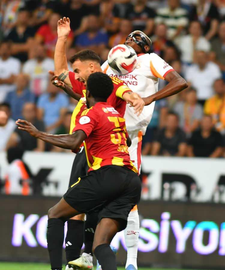 <p>Aynı zamanda Osimhen'e yakınlığıyla bilinen Laba, ünlü futbolcunun kaval kemiğinde bir morluk olduğunu belirtti.</p>