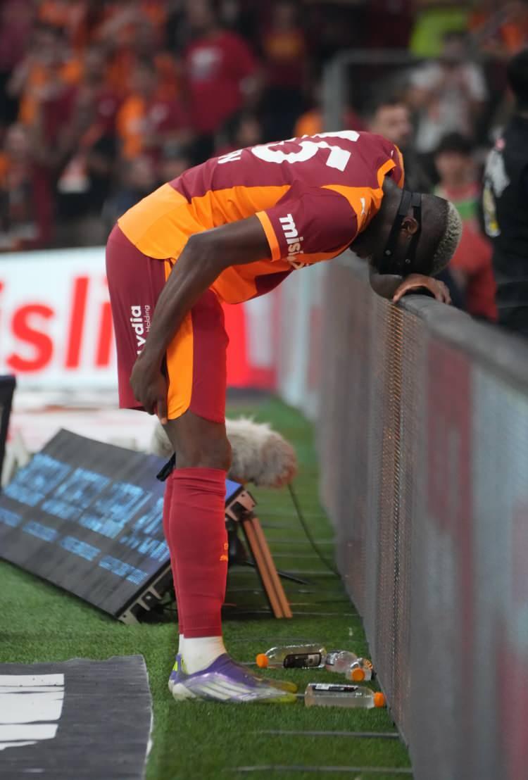 <p>Osimhen son olarak Trendyol Süper Ligi 4. haftasında Çaykur Rizespor'la oynanan maçta arka adalesini tutmuştu.</p>
