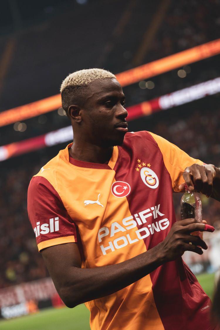 <p>O anlarda Galatasaray Teknik Direktörü Okan Buruk, Osimhen yerine bir futbolcuyu ısınmaya göndermişti.</p>

