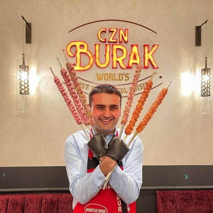 <p><span style="color:#000000"><strong>"CZN Burak" ismiyle tanınan ünlü restoran zinciri sahibi Burak Özdemir, sosyal medyanın en dikkat çeken isimlerinden biri. </strong></span></p>