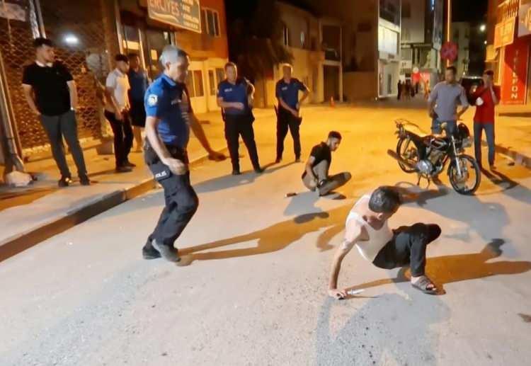 <p>Olayla ilgili Mustafa A. ve babası Ali A. ile karşı taraf olan Mustafa Samet Ç. (22), Y.Ç. (16), M.A.K. (17), B.Ş. (17) ve Tuncer Ç. (48) olmak üzere toplam 7 kişi gözaltına alındı.</p>